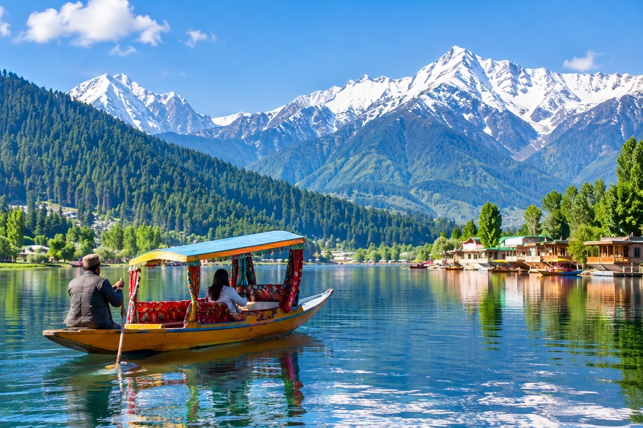 Best Places to Visit in Kashmir: Mountain Getaways, Dal Lake and Unforgettable Travel Experiences